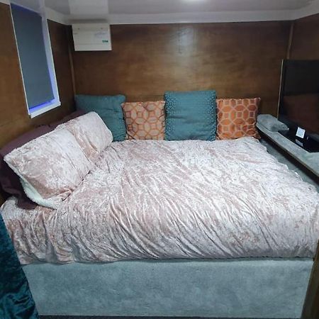 Adorable Private Suite With Free Street Parking Leicester Bagian luar foto