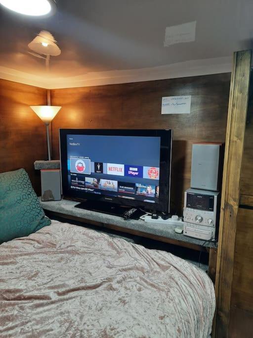 Adorable Private Suite With Free Street Parking Leicester Bagian luar foto