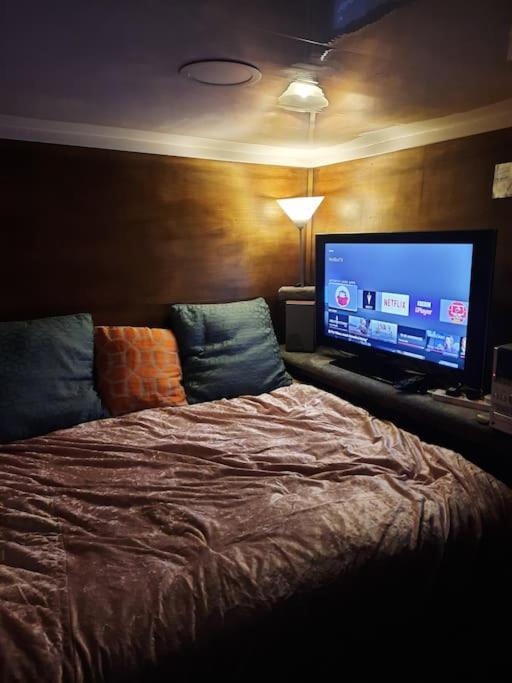 Adorable Private Suite With Free Street Parking Leicester Bagian luar foto