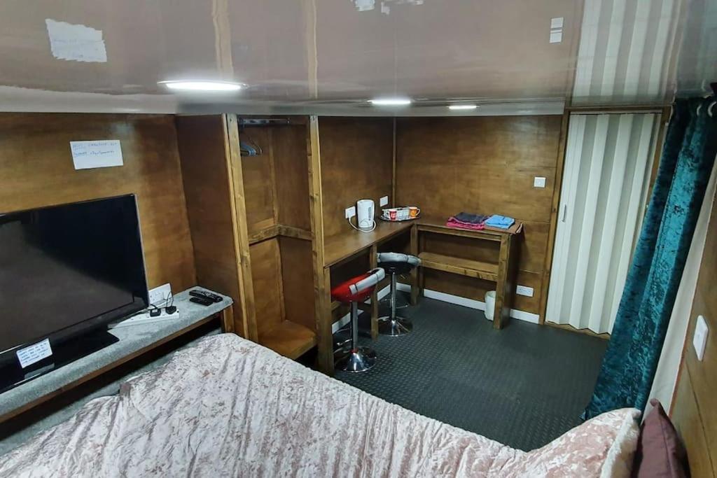 Adorable Private Suite With Free Street Parking Leicester Bagian luar foto